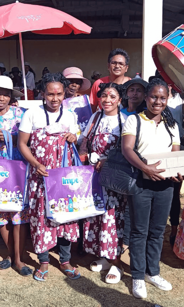 La collaboration entre la Commune Anosiala et diverses entreprises a véritablement illuminé cette journée. SOMAPRO, en particulier, a offert un soutien précieux en faisant une donation qui a apporté un rayon de soleil aux femmes membres de chaque association présente.
