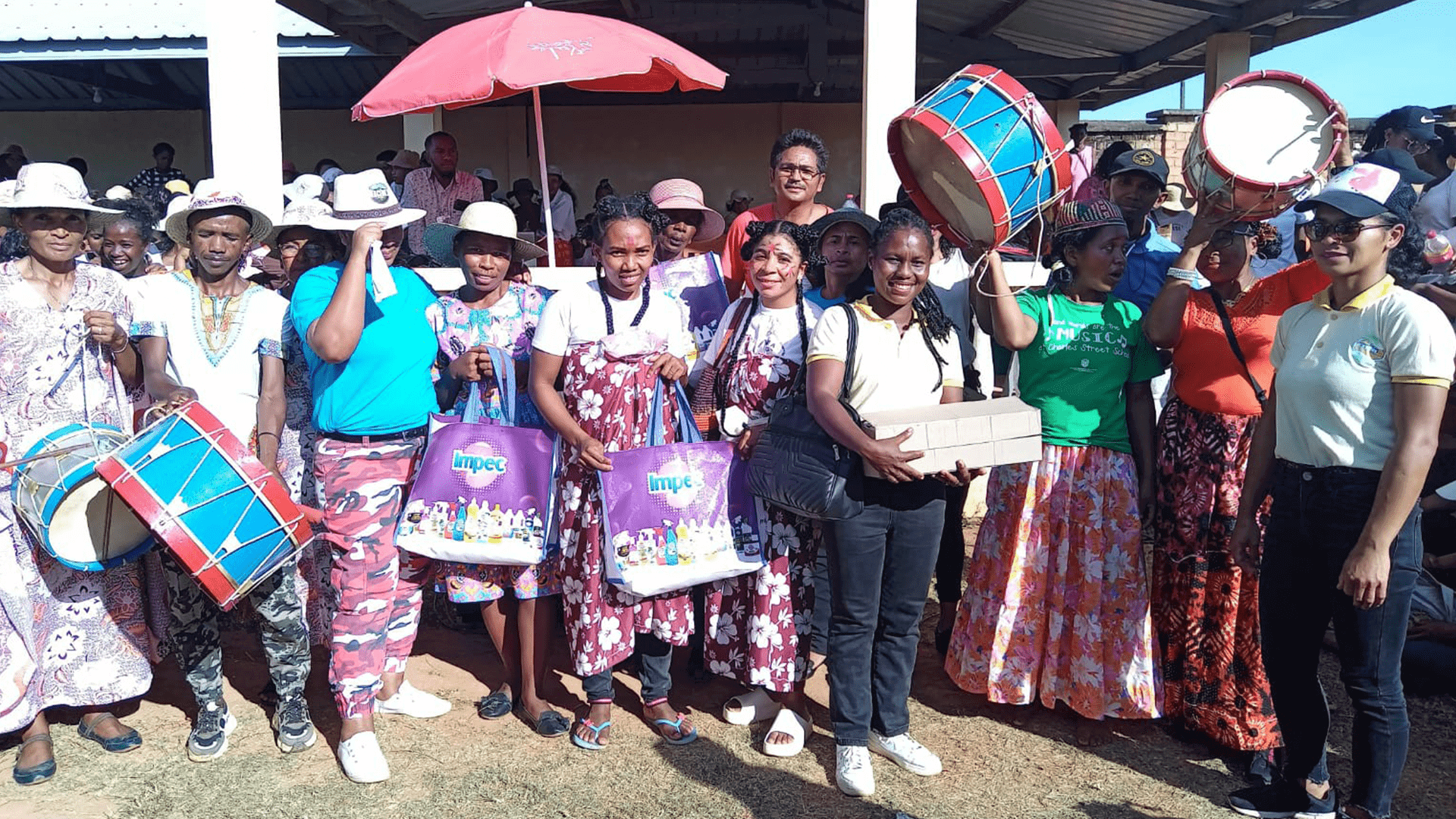 La collaboration entre la Commune Anosiala et diverses entreprises a véritablement illuminé cette journée. SOMAPRO, en particulier, a offert un soutien précieux en faisant une donation qui a apporté un rayon de soleil aux femmes membres de chaque association présente.
