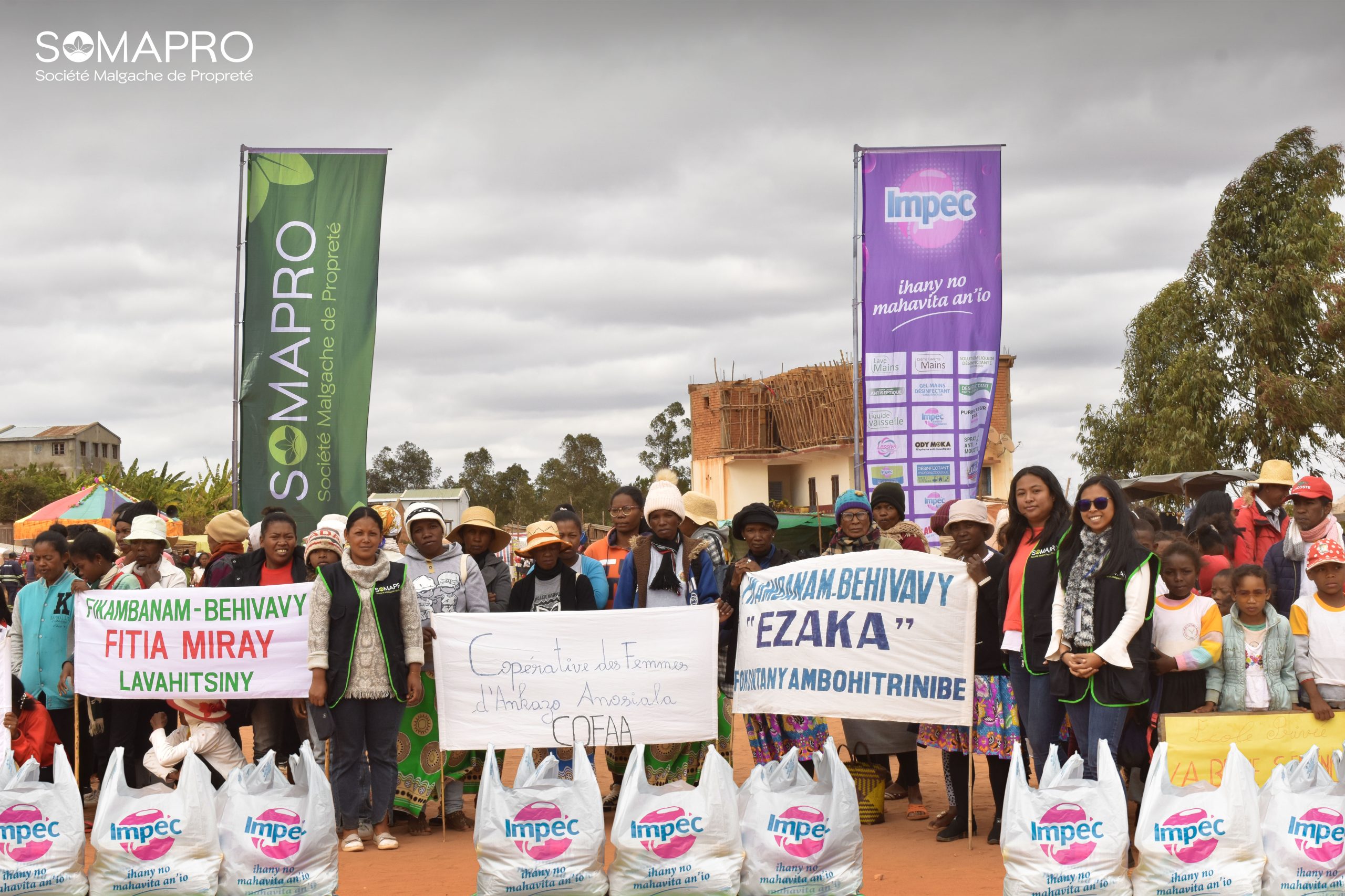 Quelques associations de la Commune Anosiala et l'équipe SOMAPRO lors de l'ouverture officielle des festivités dans la Commune Anosiala.